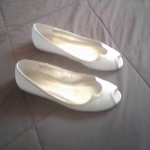 DONATED. Banana Republic cream and gold peep toe flats